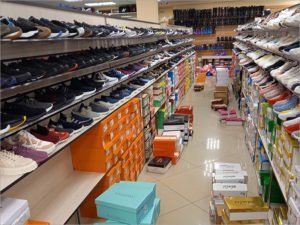 Брянские таможенники нашли в магазине почти 3000 пар нелегальной обуви