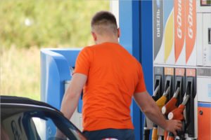 Цены на бензин в России снижаются весь июнь, в Брянске они стабильны уже месяц — Росстат