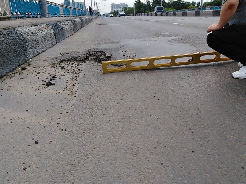 В Брянске под зиму решили отремонтировать дыры на путепроводе в Фокинском районе
