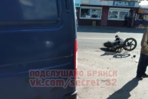 Скутерист сломал ногу в столкновении с иномаркой в Брянске