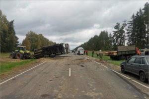 Водитель КамАЗа разбил себе голову в ДТП с трактором