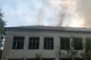 В дятьковском посёлке Ивот горела двухэтажная заброшка