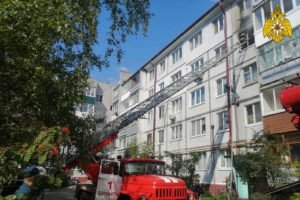 При пожаре в брянской многоэтажке спасли одного и эвакуировали троих человек