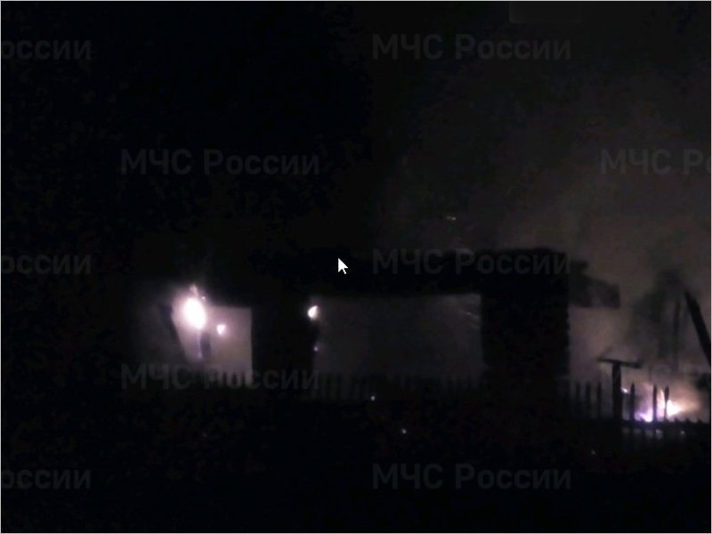 Навлинские пожарные тушили горящий дом в Алтухово около семи часов