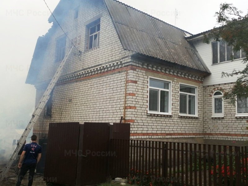 Дятьковские пожарные два часа тушили горящий дом в посёлке Старь