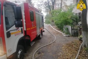 В Брянске утром горела квартира в полуаварийном доме