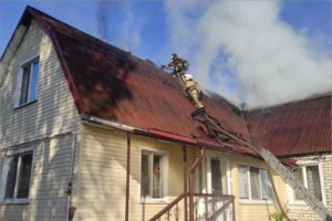 В пригороде Брянска горящий частный дом тушили два часа