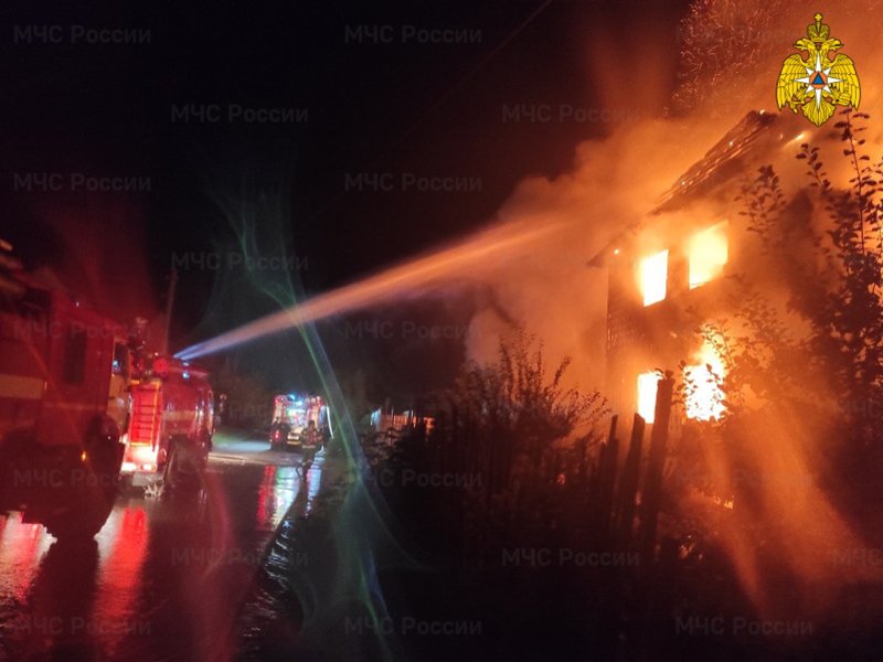 Брянские пожарные в полночь тушили дом в Малом Кузьмино