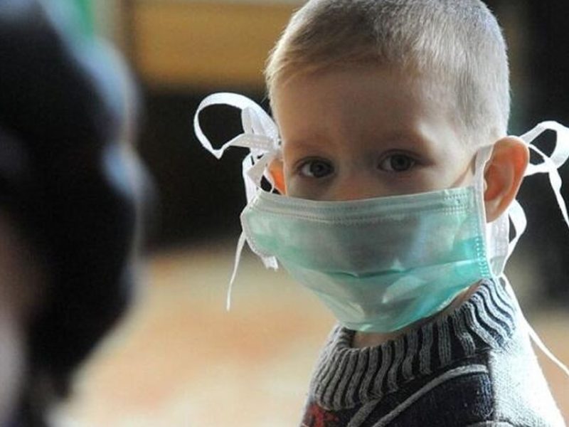 В Брянской области с COVID-19 госпитализировано более 50 детей, один — в реанимации