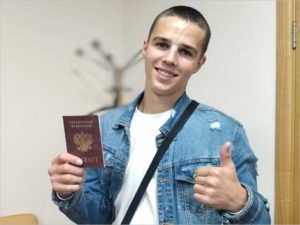 Молодой человек, выбросивший паспорт, получил его обратно у брянских мусорщиков