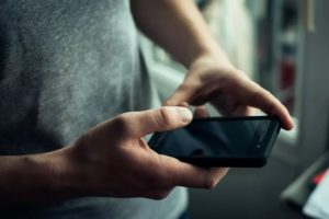 «Позвонил»: житель Брянска через мобильное приложение украл с карты приятеля 111 тысяч рублей