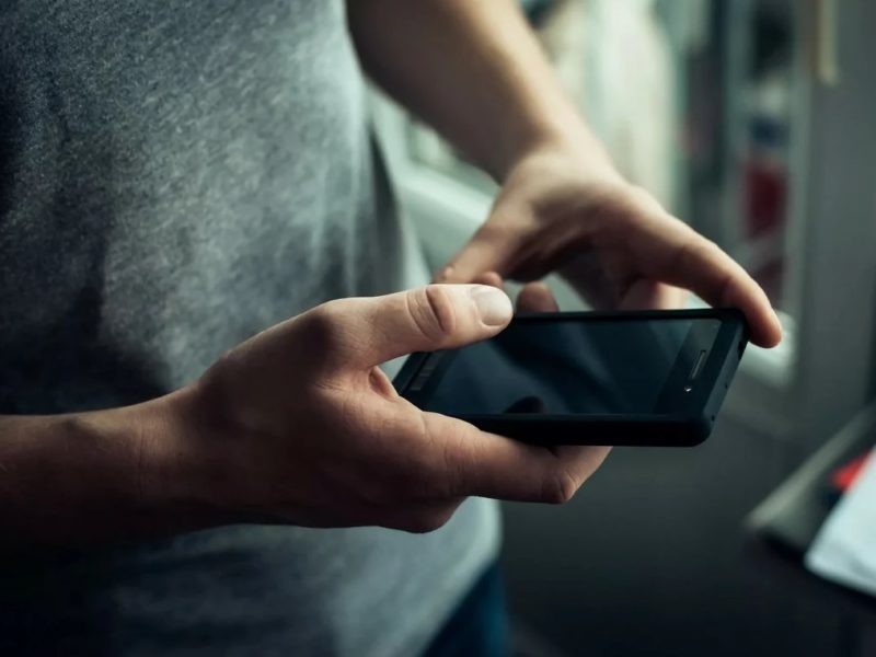 «Позвонил»: житель Брянска через мобильное приложение украл с карты приятеля 111 тысяч рублей