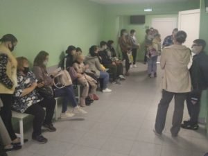 Многочасовые очереди в детской поликлинике Брянска: приёма нет – все ушли в декрет