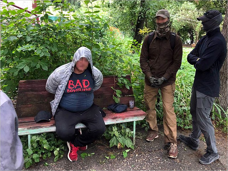 Оперативники ФСБ задержали в Брянске торговца оружием
