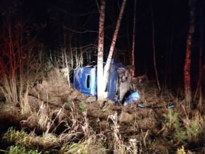 Новая авария на трубчевской трассе: фургон улетел в дерево, водитель сломал шею