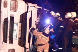 В Карачеве завалился набок турецкий Mercedes, водитель в больнице