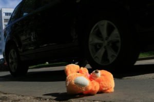 Под Брянском в «Мегаполис-парке» иномарка сбила выбежавшую под колеса 4-летнюю девочку