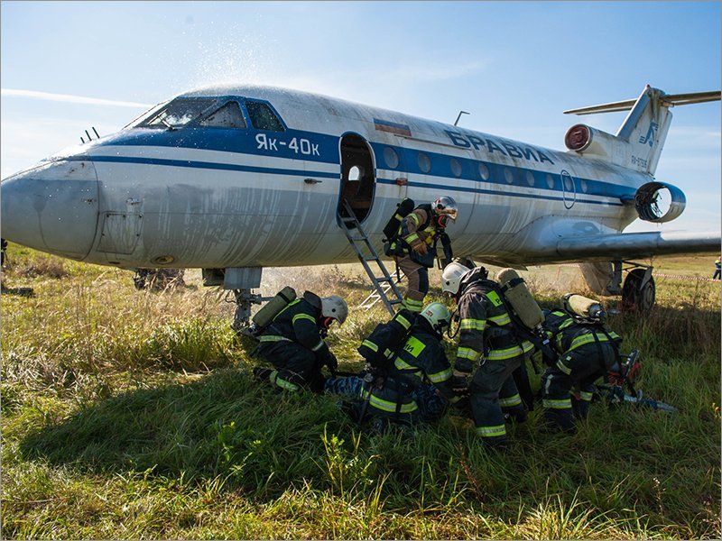 В аэропорту «Брянск» пожарные условно потушили горящий самолёт