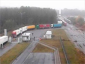 На российско-украинской границе образовалась очередь из грузовиков на выезд