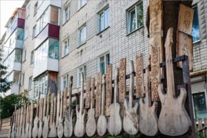 Навлинский рок-забор претендует на титул самого необычного народного арт-объекта России