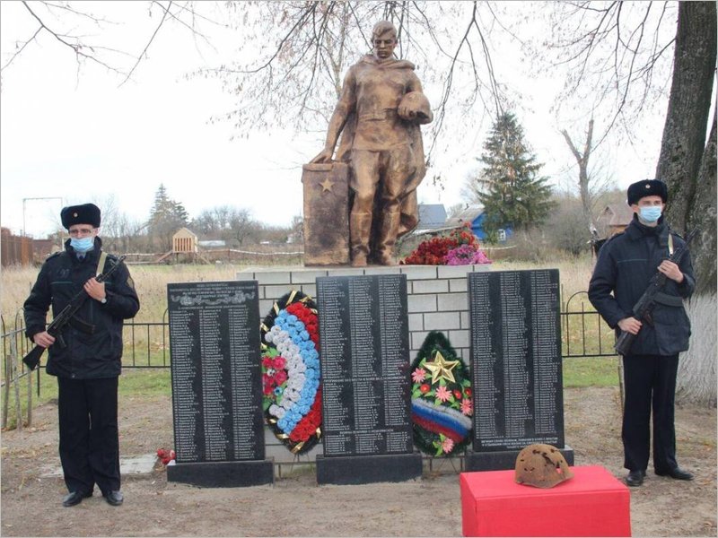 В Севском районе торжественно перезахоронили останки 43 красноармейцев