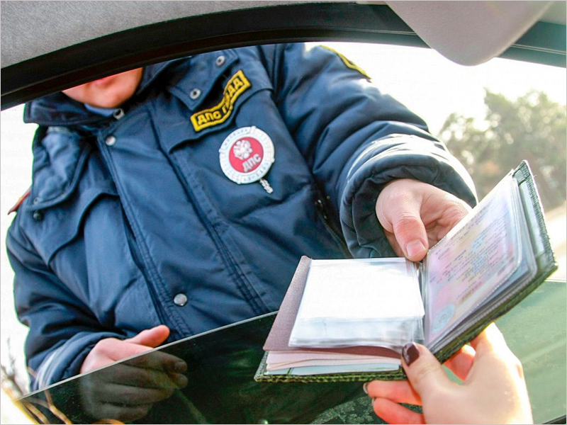 Брянские водители продолжают жаловаться на требования QR-кодов со стороны дорожных полицейских