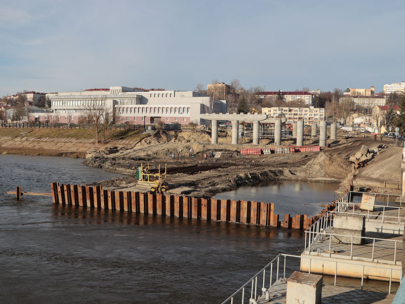 В Брянске на строительстве моста через Десну на Набережной началась установка русловых опор