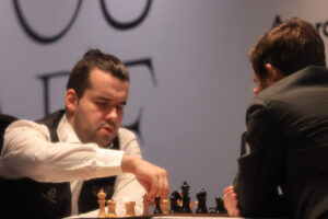 Непомнящий и Карлсен первую партию матча за шахматную корону сыграли вничью
