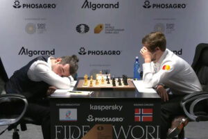 Ян Непомнящий и Магнус Карслен сыграли вничью в десятой партии за шахматную корону