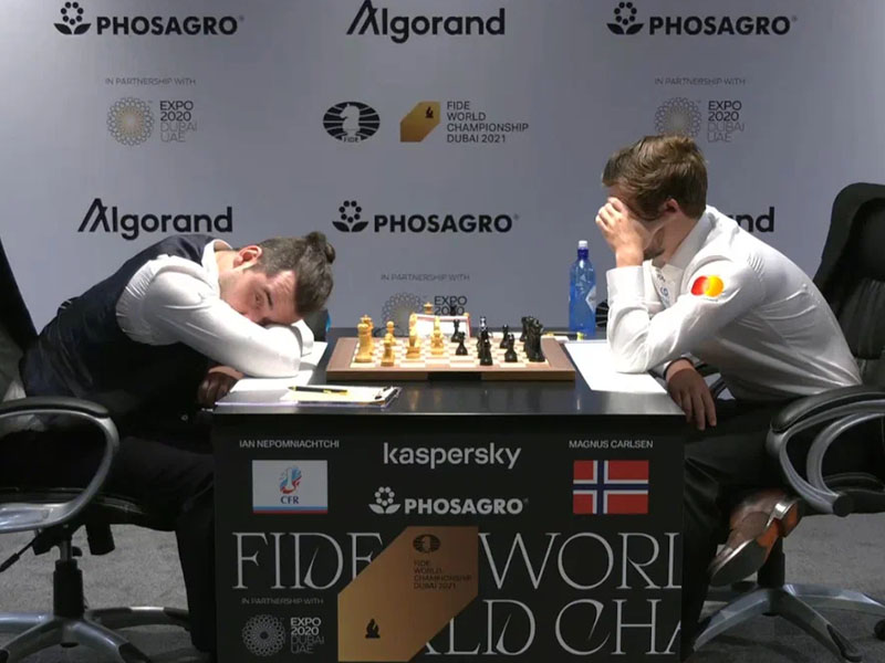 Ян Непомнящий и Магнус Карслен сыграли вничью в десятой партии за шахматную корону