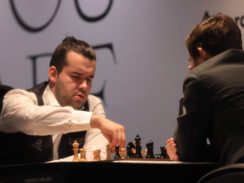 Непомнящий и Карлсен первую партию матча за шахматную корону сыграли вничью