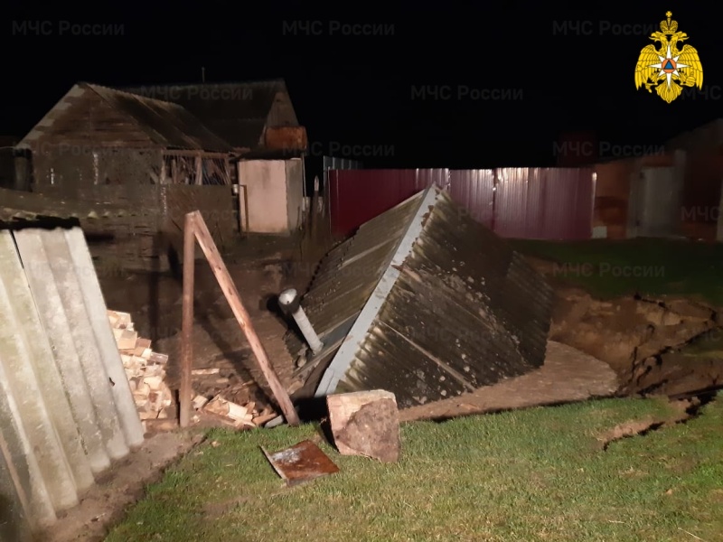 В Новозыбкове под землю ушла баня, провал грунта угрожает жильцам четырёх домов