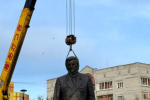 Памятник Александру Рекункову в одноименном сквере в Брянске водрузили на постамент