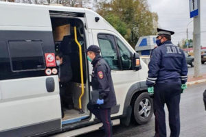 В брянских автобусах, троллейбусах и маршрутках за выходные поймали пять десятков «безмасочников»