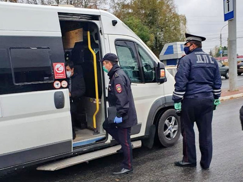 В брянских автобусах, троллейбусах и маршрутках за выходные поймали пять десятков «безмасочников»