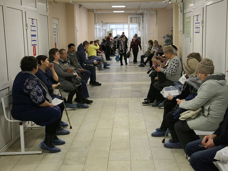 Александр Богомаз пообещал развести в поликлиниках очереди на вакцинацию и больных к врачам