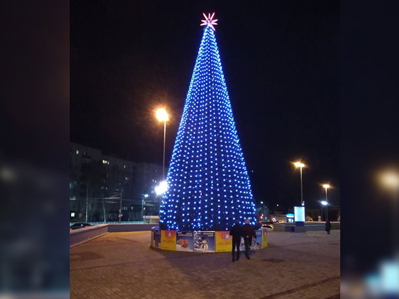 В Брянске возле ТРЦ «БУМ-сити» установили пластиковую новогоднюю ёлку