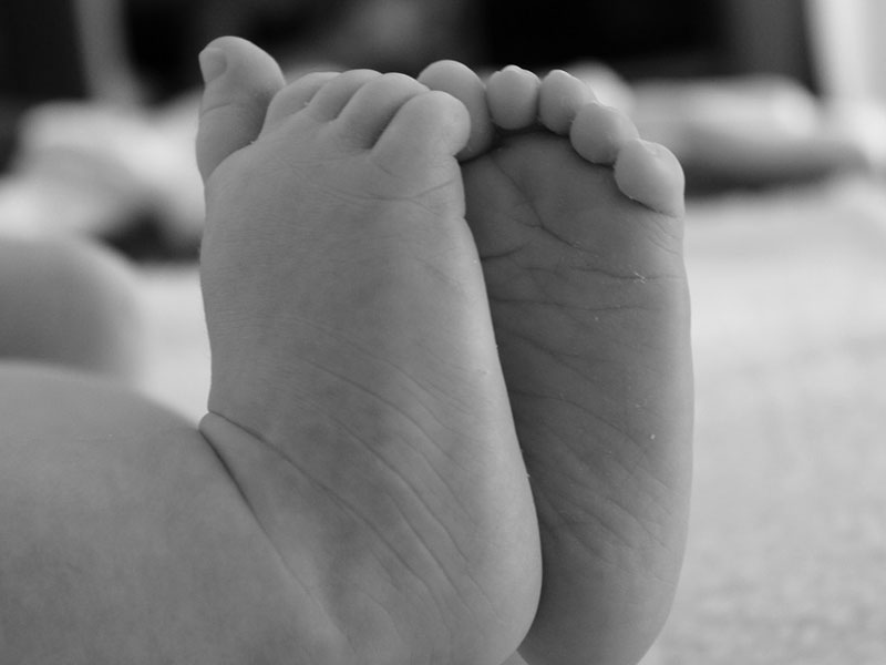 Многодетная горе-мать из брянского села при кормлении умышленно сломала ногу новорожденному сыну