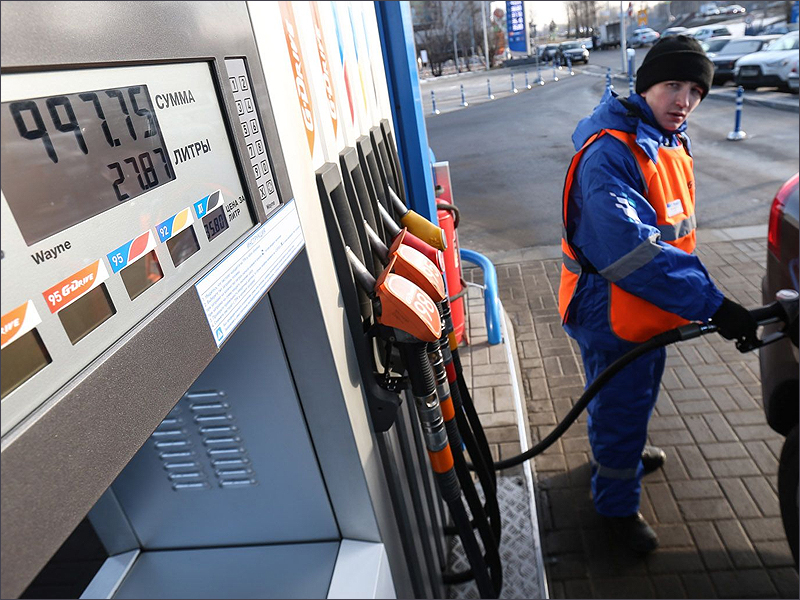 Бензин в октябре в России продолжает довольно быстро дешеветь — Росстат
