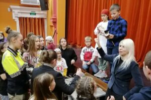 В брянском театре кукол режиссёр Янина Дрейлих организовала шоу для актива и волонтёров