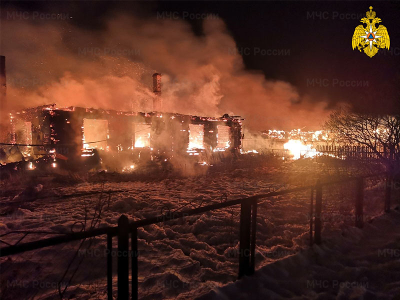 Пожар в Малом Полпино под Брянском тушили более 12 часов. Сгорели два дома, в огне погиб мужчина