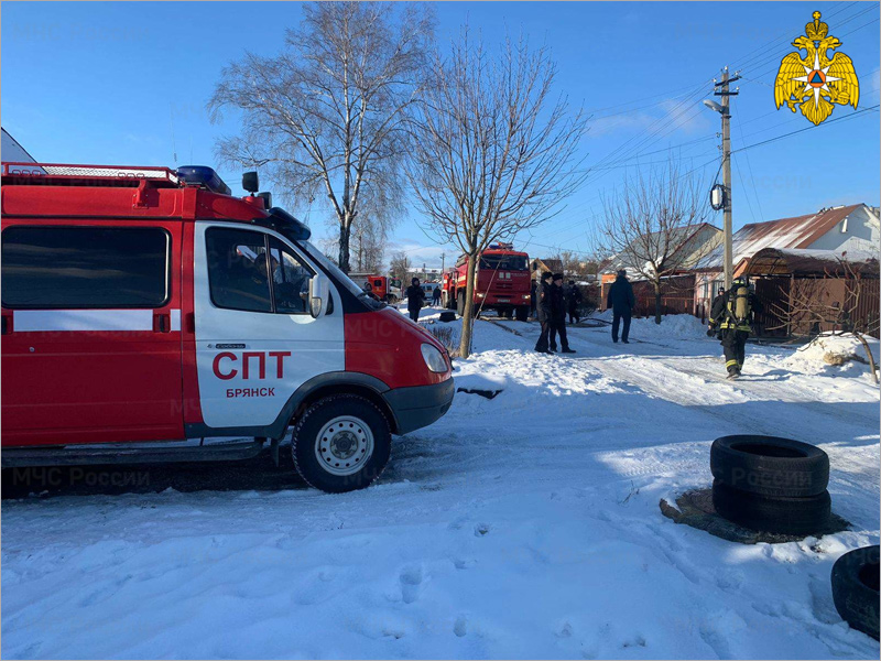 Брянские пожарные полтора часа тушили горящий дом в Бежице