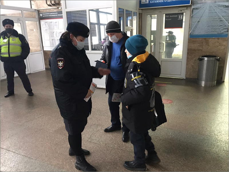 В Брянске транспортная полиция предупреждала прямо на вокзале