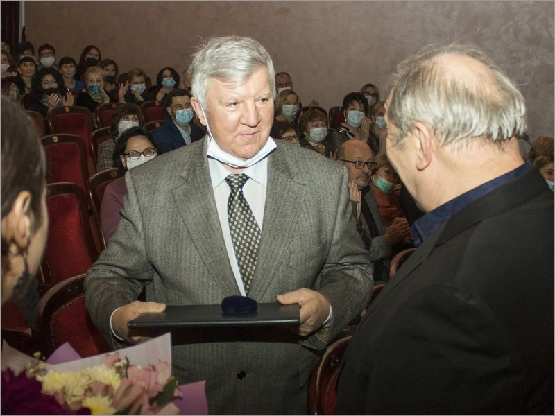 Экс-директору брянского драмтеатра вручена высшая награда Союза театральных деятелей