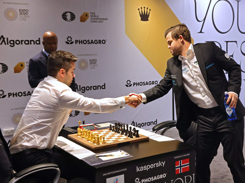 Ян Непомнящий проиграл Карлсену в девятой партии матча за шахматную корону