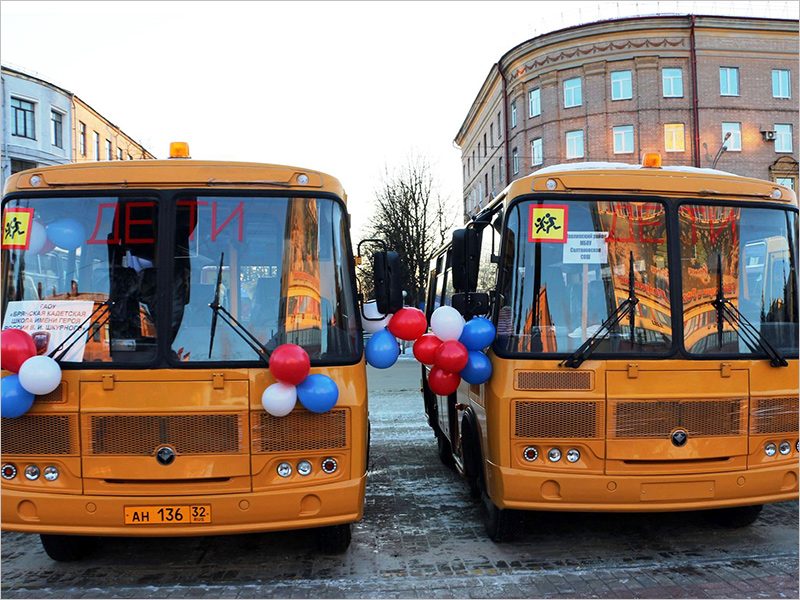 В Брянске торжественно вручены ключи от трёх десятков новых школьных автобусов