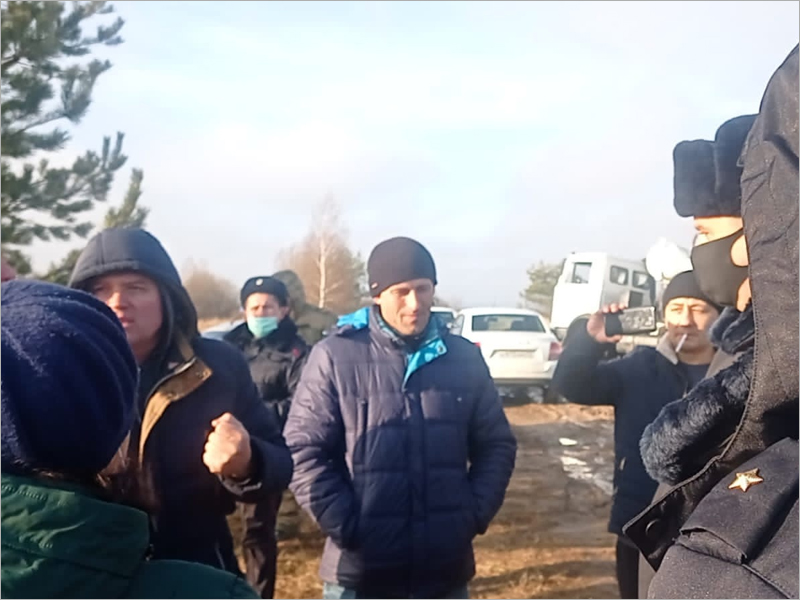 Прямое противостояние строителей «Мираторга» и активистов из почепской деревни продолжается больше недели