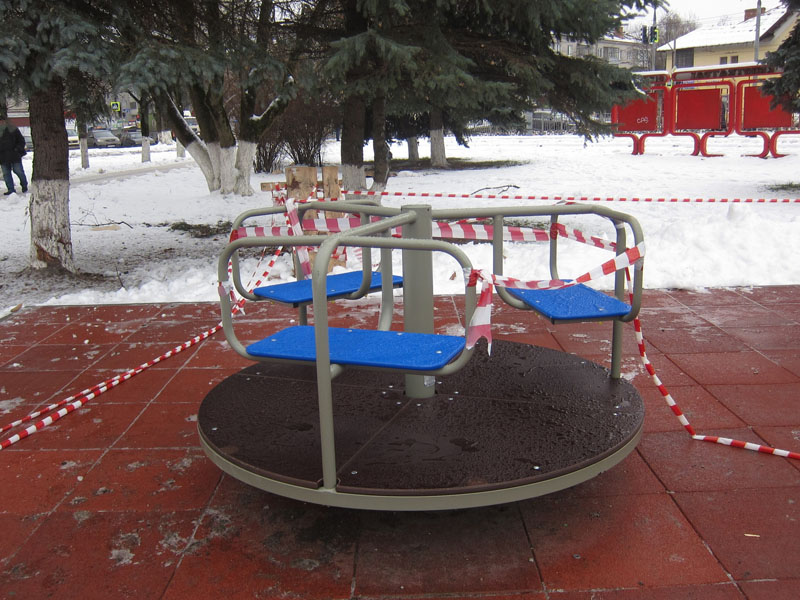 В Пролетарском сквере в Бежице в снегу и слякоти завершается обустройство детской площадки