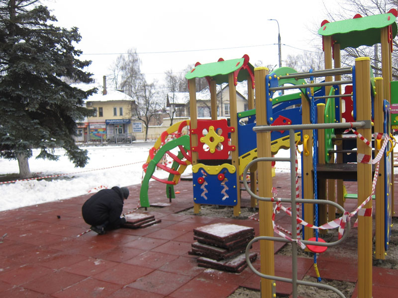В Пролетарском сквере в Бежице в снегу и слякоти завершается обустройство детской площадки