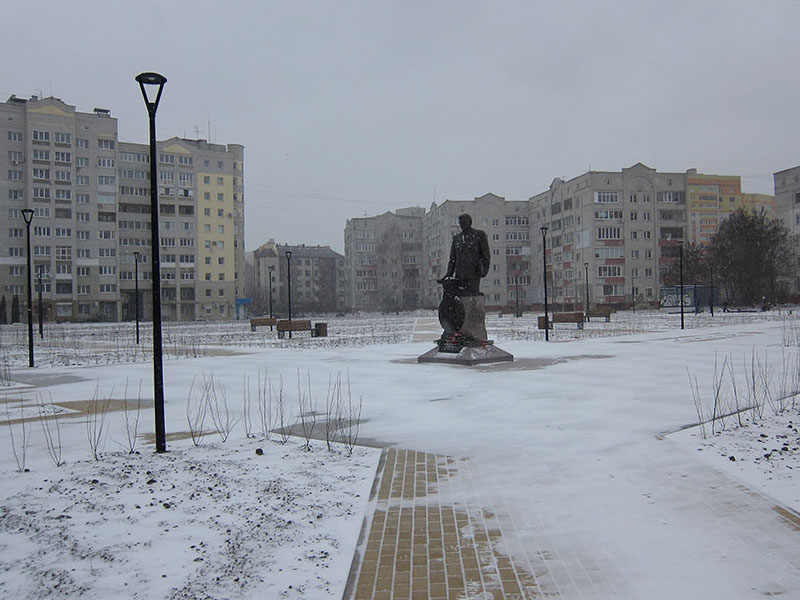 В заснеженном сквере генпрокурора СССР Рекункова в Брянске монтируют детскую площадку